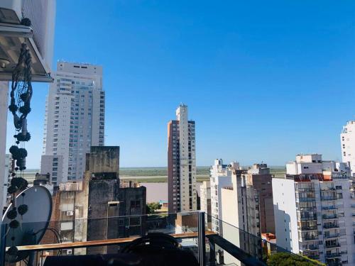 - une vue sur les toits de la ville avec de grands bâtiments dans l'établissement Green Wood, à Rosario
