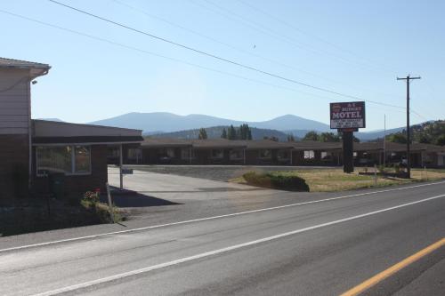 an empty road with a sign on the side of a building at A-1 Budget Motel in Klamath Falls