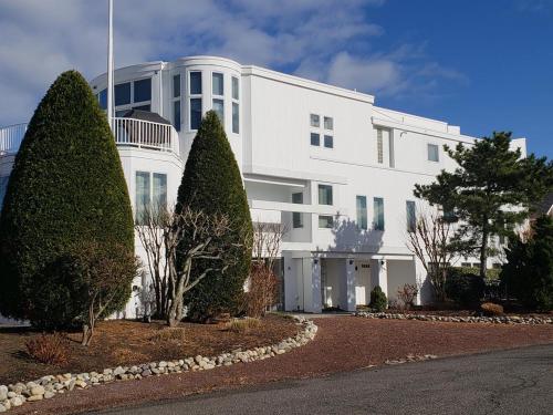 Waretownにある15611 Ashworthの前に木々がある白い建物