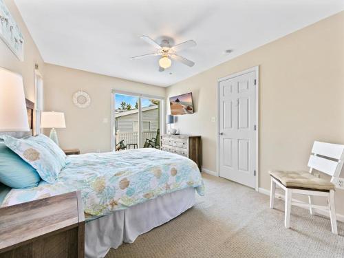 Una cama o camas en una habitación de Ocean Block Single Family In Barnegat Light With Views Of Old Barney