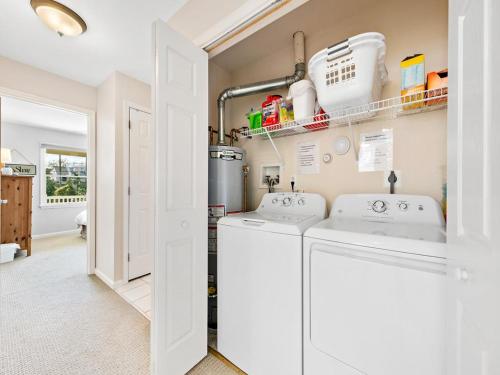 Una cocina o cocineta en Ocean Block Single Family In Barnegat Light With Views Of Old Barney