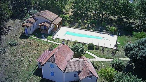 une vue aérienne d'une maison avec piscine dans l'établissement Le Mas de Sorias, à Fossemagne