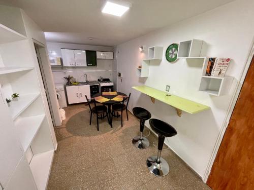 a small kitchen with a table and chairs in a room at Green Depto in Córdoba