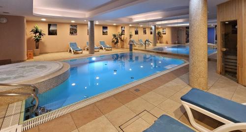 a large pool in a hotel with a spa at Pensjonat Crosna SPA in Krościenko