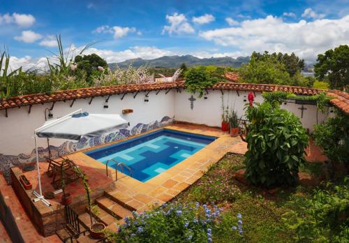 einem externen Blick auf ein Haus mit einem Pool in der Unterkunft Hotel Casa El Mandarino By MH in Barichara