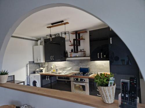 une cuisine avec une arche au-dessus d'un comptoir de cuisine dans l'établissement Sérénité au cœur de ville, à Saint-Dizier