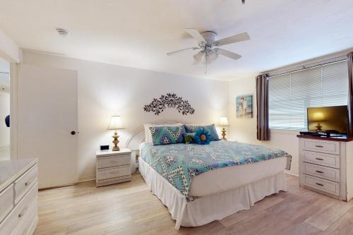 Schlafzimmer mit einem Bett und einem Deckenventilator in der Unterkunft Redington Place 201 in St Pete Beach