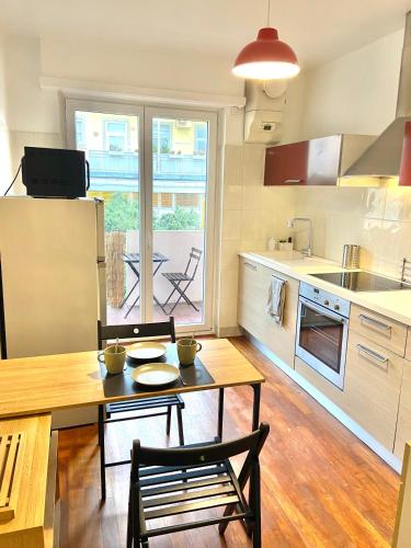 une cuisine avec une table et une salle à manger dans l'établissement Appart 2parkings, 2min PetiteVenise-Xmarché, à Colmar