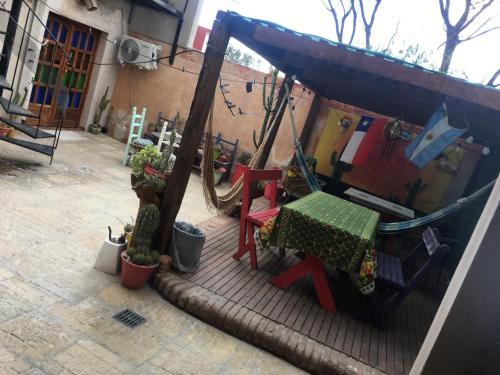 um pátio com uma mesa, cadeiras e plantas em Residencia La Isabel em San Luis