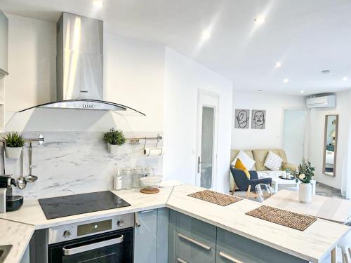 une cuisine avec une cuisinière et un comptoir dans l'établissement Les Bouleaux YourHostHelper, à Cagnes-sur-Mer