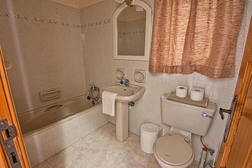 un bagno con un water, un lavandino e una vasca di Marsalforn Seaview Apartment in a quiet area a Qbajjar