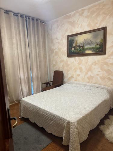 a bedroom with a bed and a picture on the wall at Stanza Privata in Monselice
