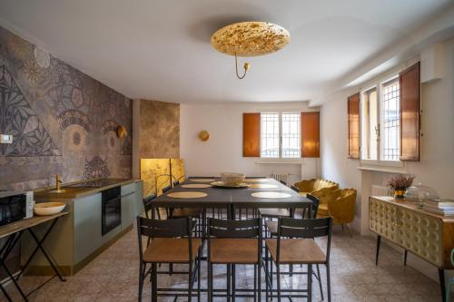 uma cozinha e sala de jantar com mesa e cadeiras em Casa Domus Galla Placidia - Superlative View - em Ravenna