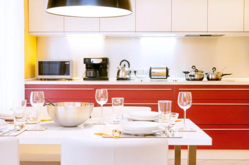 una cocina con una mesa con platos y copas de vino en Modern Apartment - Prague Centre, en Praga