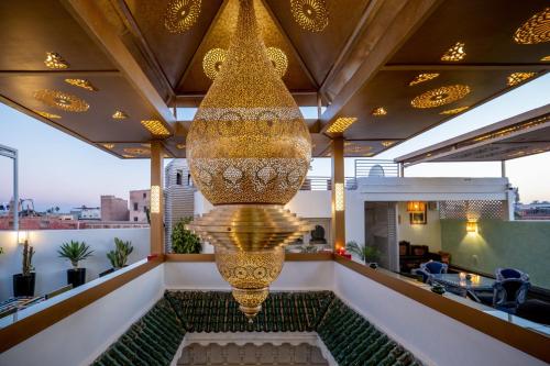 um grande lustre pendurado no tecto de um restaurante em Riad Glatt K em Marrakech