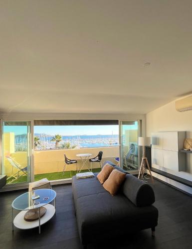 un salon avec un canapé et une table dans l'établissement Appartement sur le port vue Mer, à Bandol