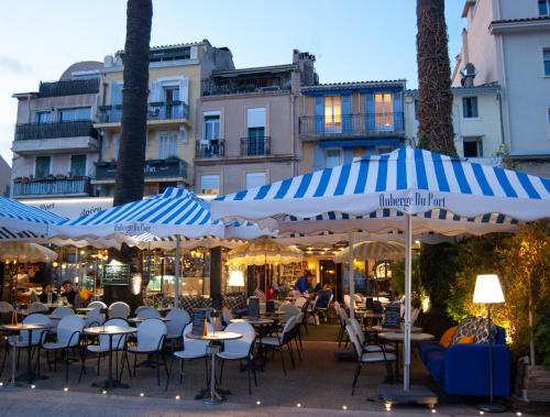 Um restaurante ou outro lugar para comer em Appartement sur le port vue Mer