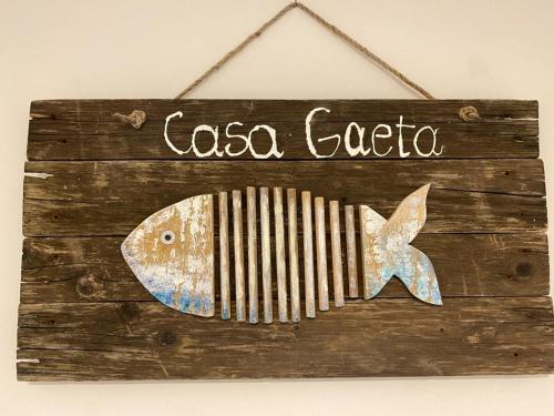 una señal que dice casa cacica con un pez en Casa Gaeta, en Gaeta