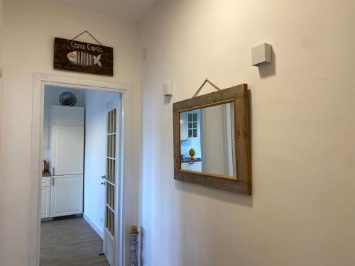 lustro na ścianie obok korytarza w obiekcie Casa Gaeta w mieście Gaeta