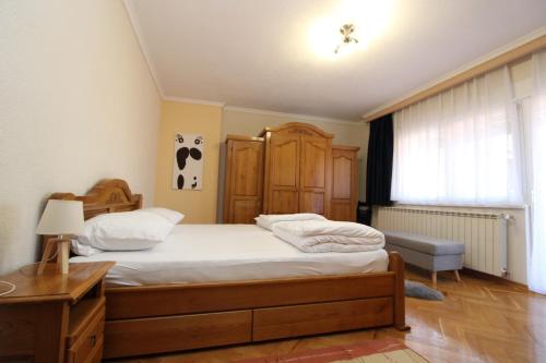 a bedroom with a bed with white sheets and a window at Appartement vielle ville de Sarajevo in Sarajevo