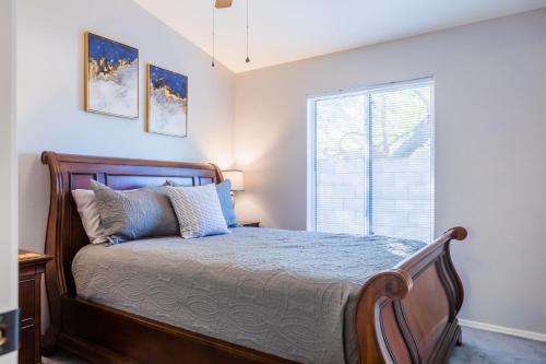1 dormitorio con cama y ventana en Cozy House w pool Near State Farm Stadium, en Glendale
