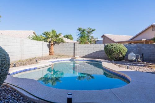 Πισίνα στο ή κοντά στο Cozy House w pool Near State Farm Stadium