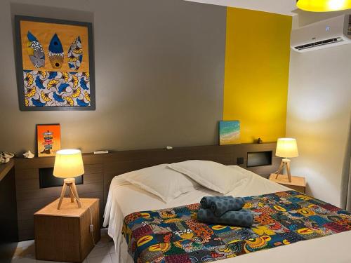 Belle-AlléeにあるPlaisir Caraïbesのベッドルーム1室(ランプ2つ付)