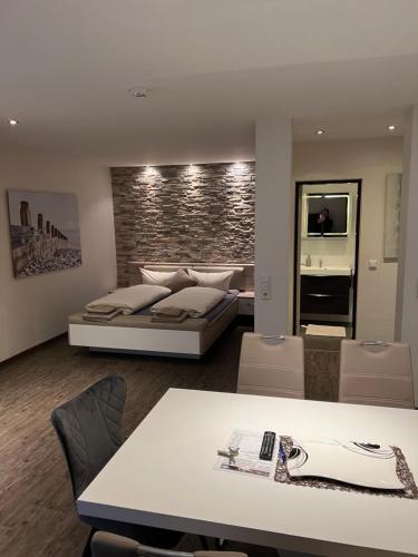 een woonkamer met een bed en een tafel bij Appartement Augustaplatz in Baden-Baden