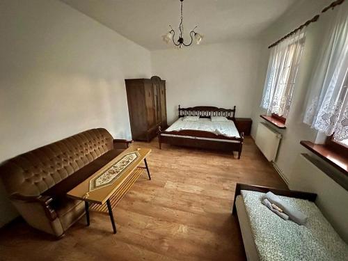 Кровать или кровати в номере Dom Kawalera Ściborzyce Małe 35