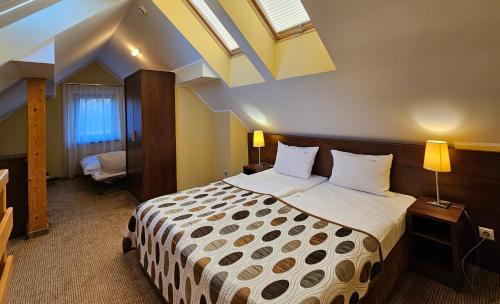 En eller flere senge i et værelse på Pensjonat Crosna SPA