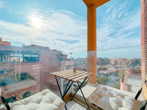 d'un balcon avec une table et une vue sur la ville. dans l'établissement New apartement next carre eden, à Marrakech