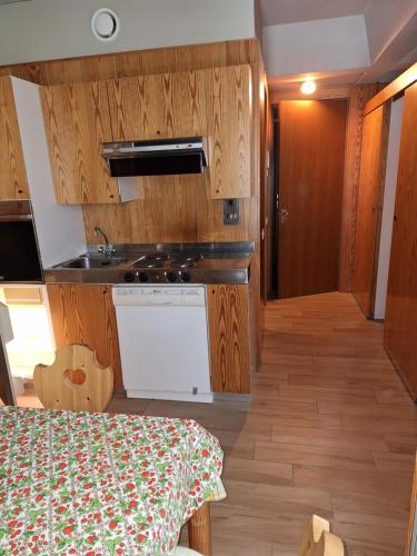 O bucătărie sau chicinetă la Appartamenti Vacanze Casa -Residence Albare - check in Vacanze Casa - Marilleva 900