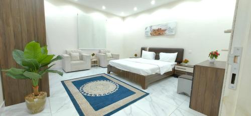una camera con letto e scrivania di اوس الحجاز a Rayyis