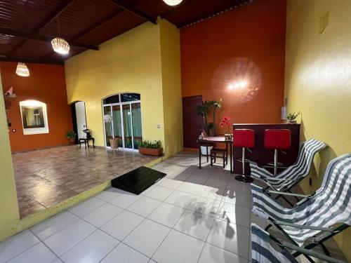eine Lobby mit roten und gelben Wänden sowie einem Tisch und Stühlen in der Unterkunft Alojamientos OHANA in Oaxaca de Juárez