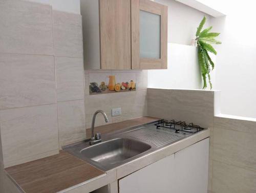 a kitchen with a sink and a counter top at Apartamento central en Cali, Colombia 302 in Cali