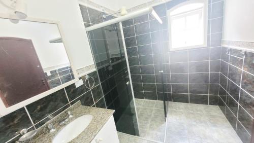 Um banheiro em Pousada Genesis Guaruja