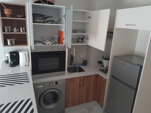 cocina con lavadora y lavadora en Derb Omar,Tram (L1,L2,L3),Parking and wifi gratuit en Casablanca