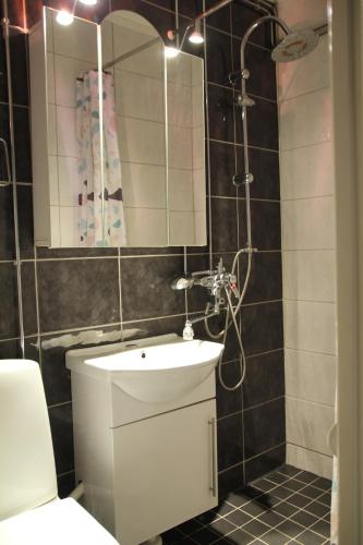 W łazience znajduje się umywalka oraz prysznic z lustrem. w obiekcie Kolmio Tuirassa lähellä keskustaa / 2 br in Tuira near city center w mieście Oulu
