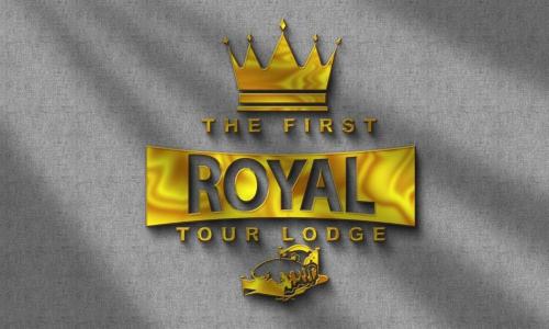 杜篤瑪的住宿－The first royal tour lodge，皇家徽标,上面有冠