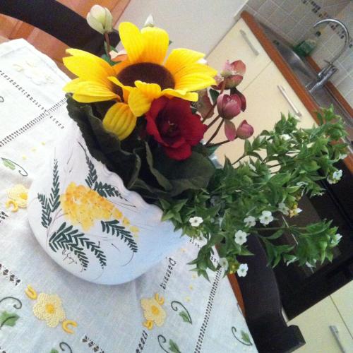a vase filled with flowers on a table at Cav Costa degli Etruschi in San Vincenzo
