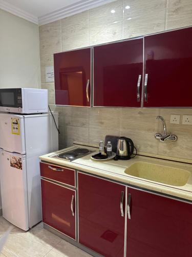 Kuchyňa alebo kuchynka v ubytovaní قصر الذهب للوحدات السكنية المخدومة
