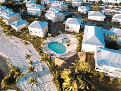 uma vista aérea de um resort com uma piscina em Sun Passion Condo em Marigot