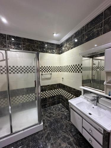 a bathroom with a shower and a sink at قصر الذهب للوحدات السكنية المخدومة in Jeddah