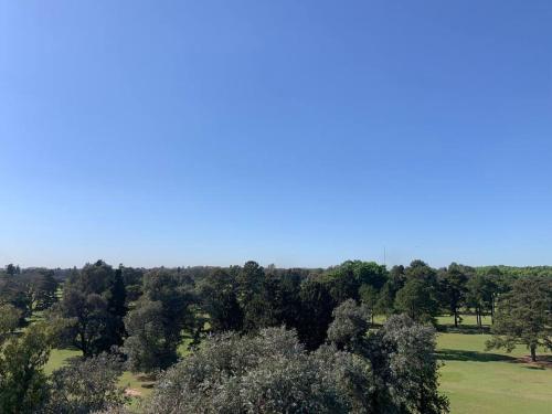 una vista aérea de un parque con árboles y un campo en Golf en Rosario