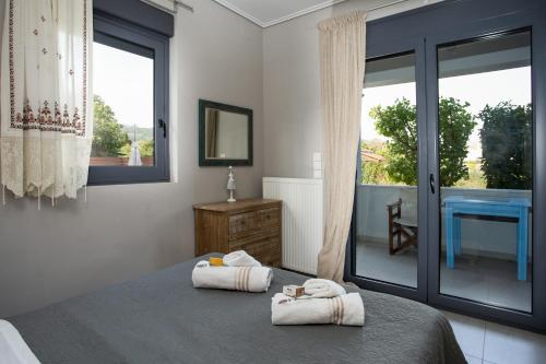 um quarto com uma cama com duas toalhas em Villa Aggemari em Apidias Lakos