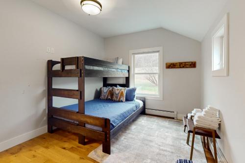 um quarto com um beliche com lençóis azuis em Mountain View em Stowe