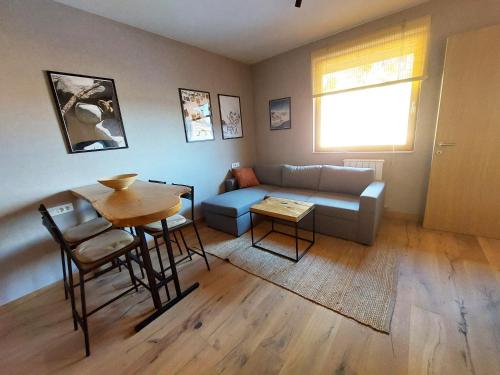 una sala de estar con un sofá y una mesa en Apartment C519 - Aparthotel Vučko Jahorina - Private Host, en Jahorina