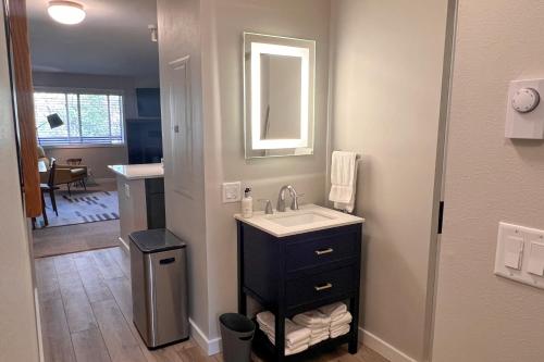 ein Bad mit einem Waschbecken und einem Spiegel in der Unterkunft 2404 Pitchfork in Jackson