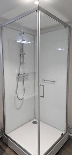 サン・バレリ・アン・コーにあるSous les toits de Saint Valery En Caux - situé sur le port de plaisance-のガラス張りのシャワールーム