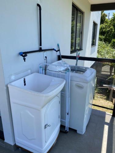 a bathroom with two washing machines and a sink at Casa Vista Mar in Governador Celso Ramos